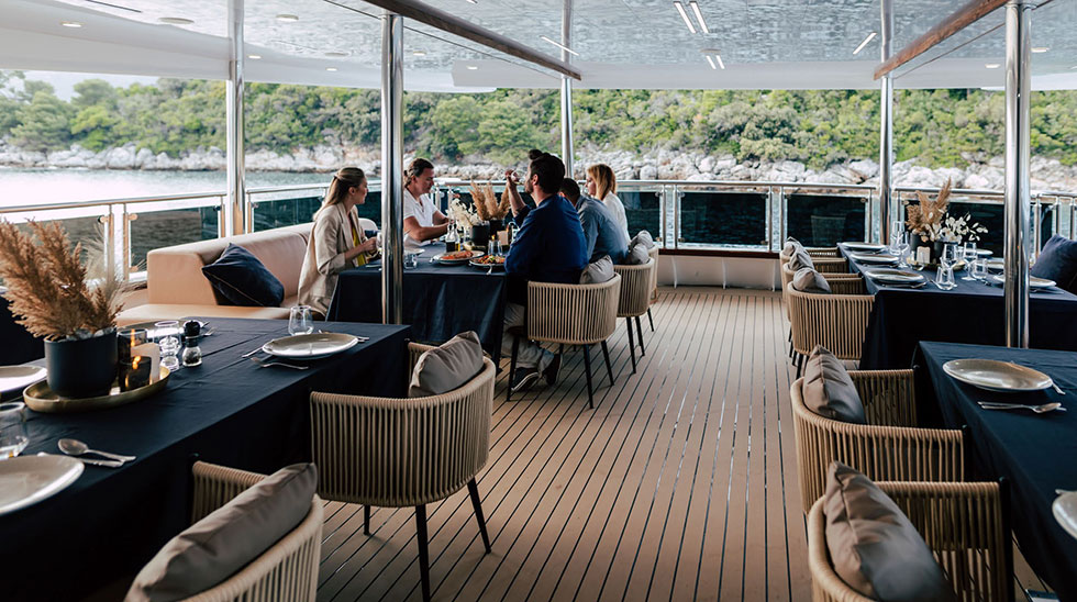 outside dining on symphony yacht